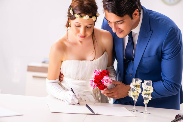 Ceremonia de boda con esposa y marido
 - Foto, Imagen