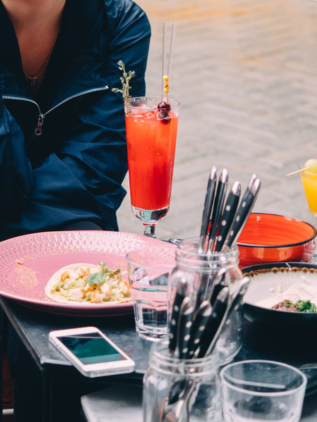 Ételek és italok az utcai kávézó asztal. - Fotó, kép