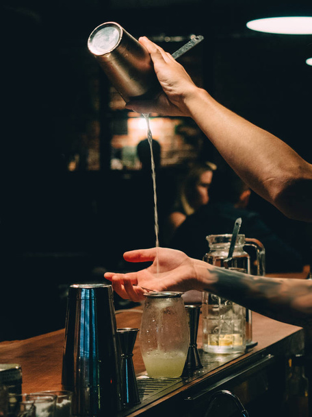 Cantinero haciendo copa de cóctel en el restaurante bar
. - Foto, Imagen