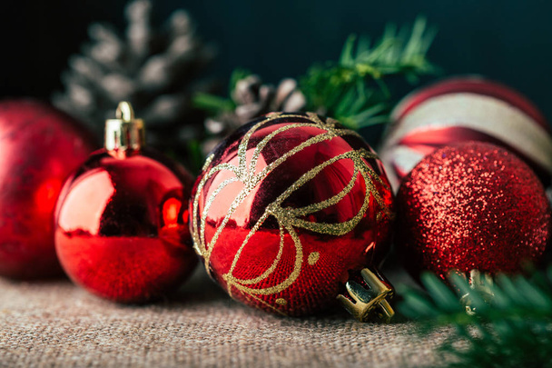 Sfondo natalizio, decorazioni, palline rosse, coni e rami di abete
 - Foto, immagini