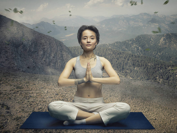 mulher bonita fazendo exercício de ioga
 - Foto, Imagem