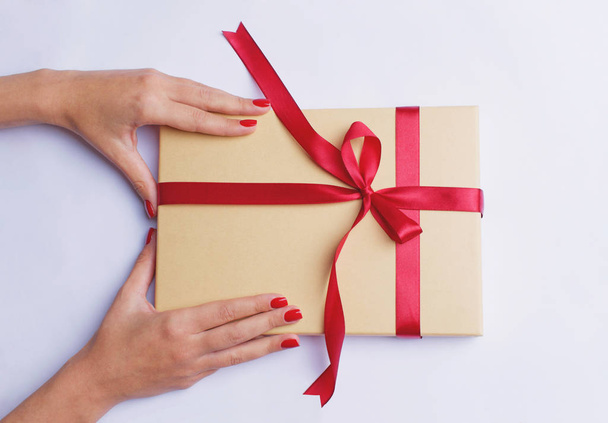 Woman hands holding a gift box. - Foto, afbeelding