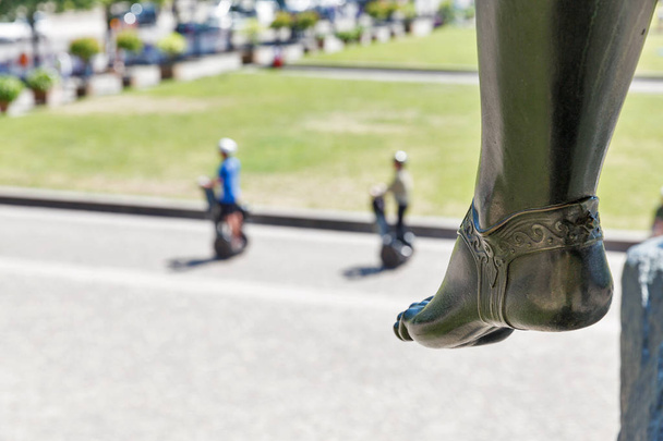 Soturi patsas kantapää suulla Altes museo Berliinissä, Saksassa. Taustalla Lustgarten Park
. - Valokuva, kuva