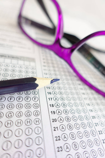 Lápis e óculos na folha de resposta- exame de teste
 - Foto, Imagem
