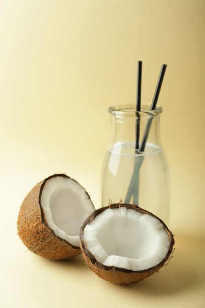 Butelka wody kokosowe na kolor tła - Zdjęcie, obraz