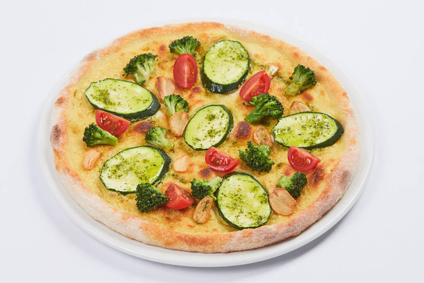 pizza vegetariana su piatto bianco, primo piano
  - Foto, immagini
