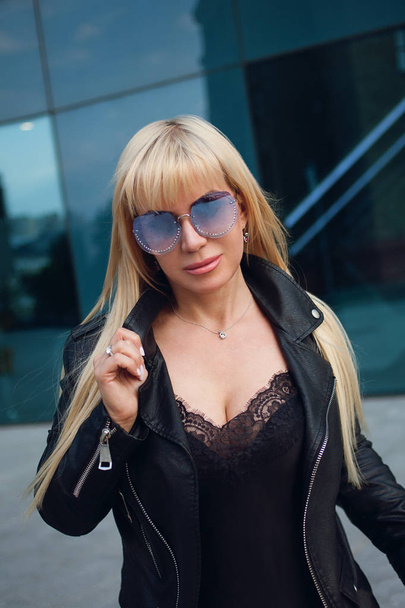 beautiful woman in sunglasses in the city - Fotoğraf, Görsel