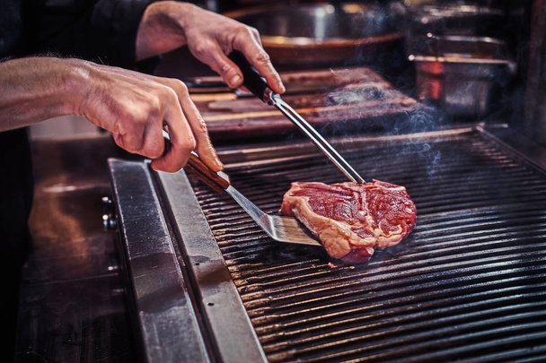 Yakın çekim yansıma bir ızgarada pişirme lezzetli eti biftek - Fotoğraf, Görsel