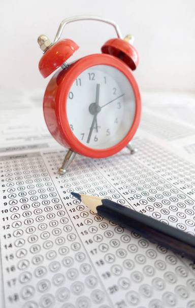 Tužka a hodiny na odpověď list test zkouška - Fotografie, Obrázek