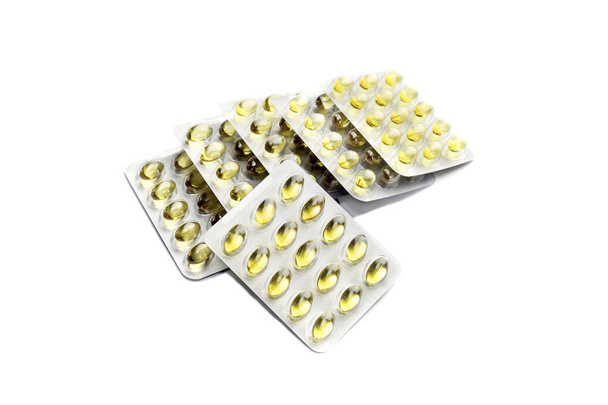 Enkele nieuwe pakketten met vitaminen op een witte achtergrond close-up - Foto, afbeelding