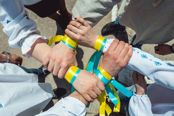la gente está vestida con ropa tradicional ucraniana sosteniendo sus manos juntas, unificación exitosa del concepto de nación
 - Foto, imagen