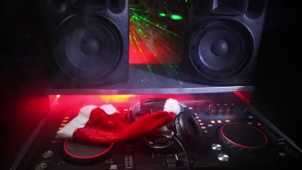 DJ keverő fejhallgató, a sötét éjszakai háttér karácsonyfa Szilveszter. Zár-megjelöl kilátás-új év elemek-Dj asztalon. Ünnep párt fogalmát. Üres hely - Felvétel, videó