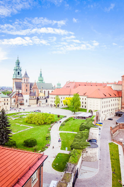 spektakuläre Aussicht von der Höhe auf die mittelalterliche Wawel-Burg - Foto, Bild