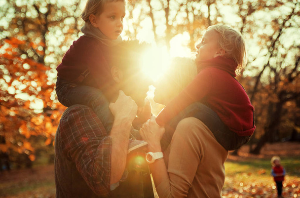 Wesoły rodziny korzystających wielki, jesienny – Pogoda - Zdjęcie, obraz