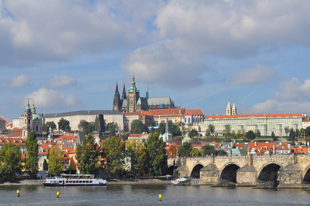 Centro histórico em Praga. Viaje para a República Checa. Rio Vltava e Ponte Charles
. - Foto, Imagem