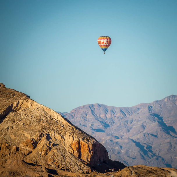 mongolfiera che vola sopra il canyon di roccia rossa
 - Foto, immagini