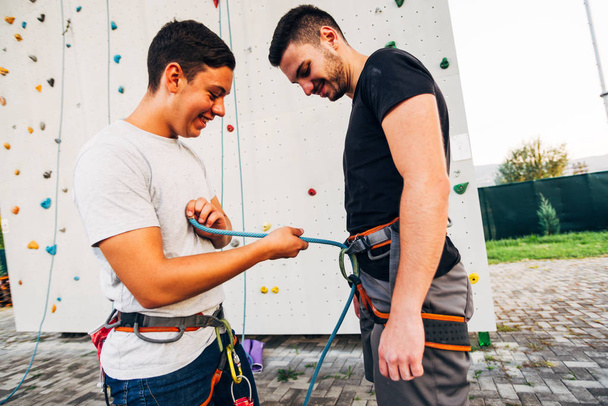 I giovani alpinisti si preparano all'arrampicata su roccia artificiale
 - Foto, immagini