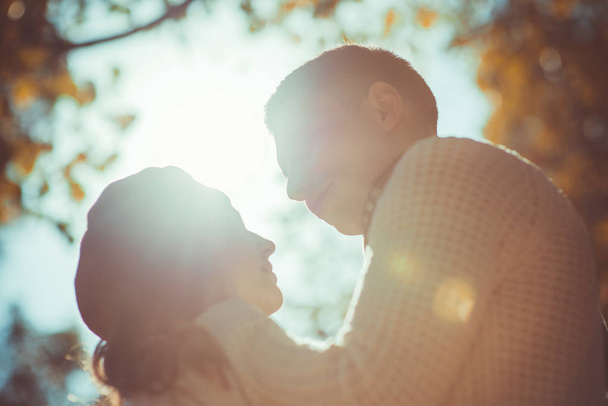 Νεανικό ζευγάρι είναι σε εξωτερικούς χώρους, απολαμβάνουν τον όμορφο καιρό και προσπαθούν να φιλήσει σε ένα καθημερινό ηλιακό φως - Φωτογραφία, εικόνα