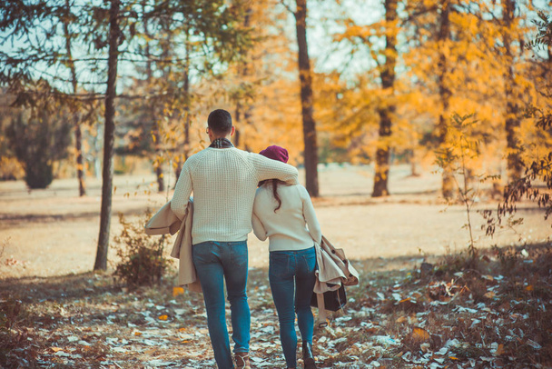 Ζευγάρι στην αγάπη είναι το περπάτημα στο πάρκο και αγκαλιάζοντας ενώ περνούν το χρόνο μαζί - Φωτογραφία, εικόνα