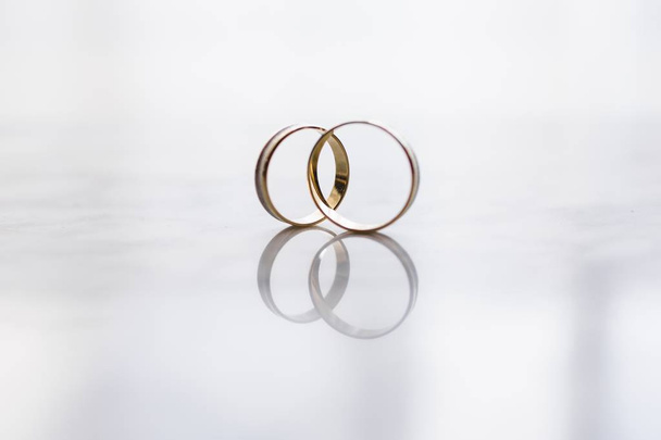 Свадебные кольца изолированы и имеют место для текста
. - Фото, изображение