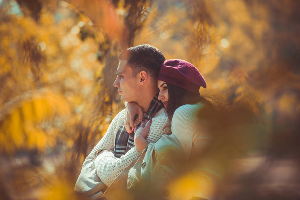 Admirable pareja está mirando en serio mientras está sentado en el parque
 - Foto, Imagen