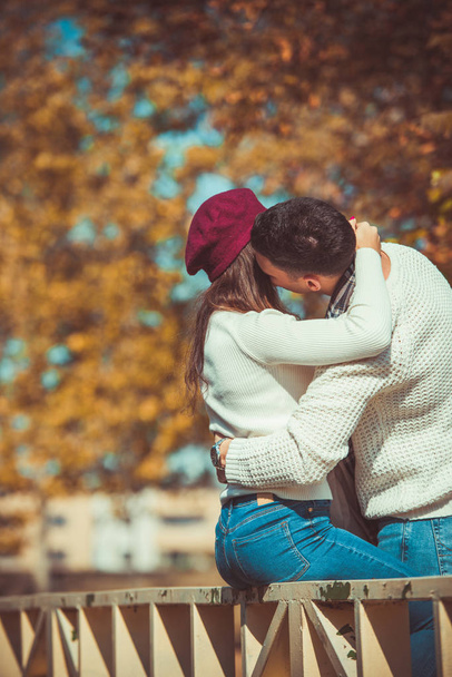 Couple attrayant portant des vêtements assortis s'embrasse dans le parc par une journée ensoleillée
 - Photo, image
