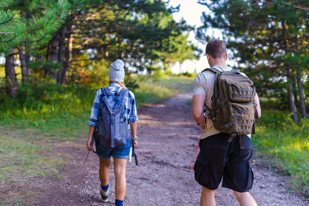 Genç çift ormanda yürüyüş. Yaz aylarında konsept dağ hiking - Fotoğraf, Görsel