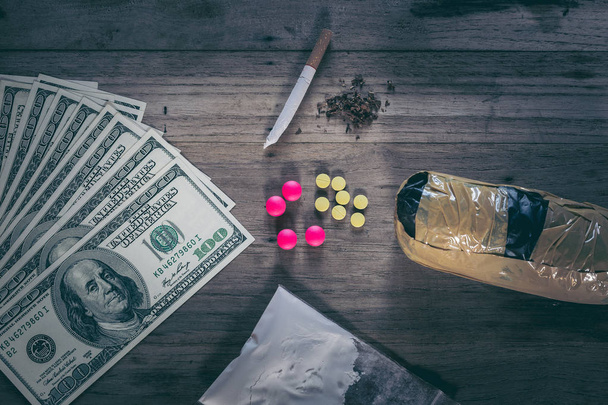 Tvrdé drogy na dřevěný stůl - Fotografie, Obrázek