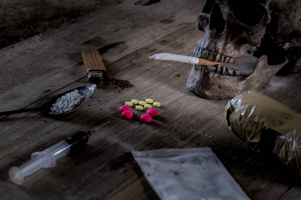 Συλλογή από διάφορα σκληρά ναρκωτικά ηρωίνη, χάπια, καπνού νεκροκεφαλή με - Φωτογραφία, εικόνα