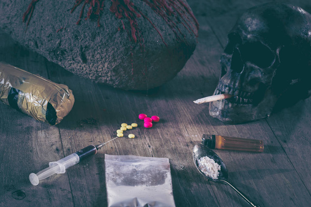 Colección de diferentes drogas duras Heroína, Píldoras, Tabaco con Cráneo
 - Foto, Imagen