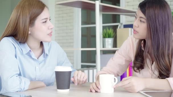 Mulheres de negócios asiáticas gostam de beber café quente, discutir sobre o trabalho e chit chat fofoca enquanto relaxa trabalhando no escritório. Mulheres de negócios inteligentes conceito de reunião social
. - Filmagem, Vídeo