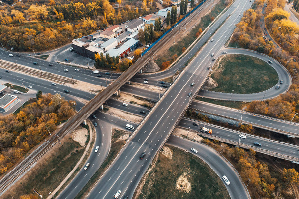 Asfalttitie kaupungissa, liikenteen risteys autoliikenteen, antenni tai ylhäältä näkymä drone
 - Valokuva, kuva