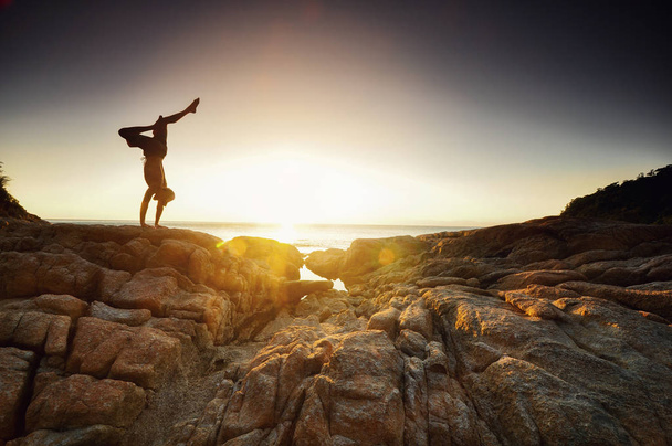 людина йога на заході сонця
 - Фото, зображення