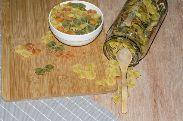 fideos de tres sabores de vegetales con huevo tomate y espinacas - Valokuva, kuva