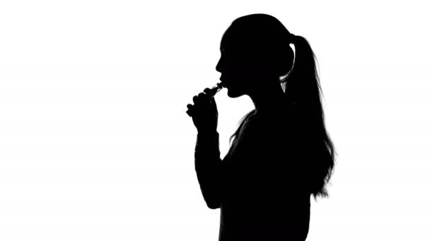 Filmaufnahmen von junger Frau mit E-Zigarette - Filmmaterial, Video