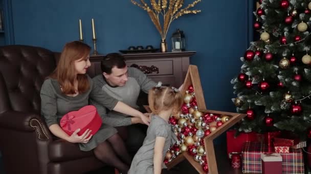 Egy család három megnyitja új év ajándék helyiséggel, karácsonyi 2019. - Felvétel, videó