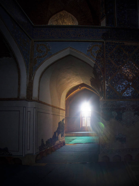 Linseneffekte mit Licht in der blauen Moschee von Tabriz. Schiitischer Islam. Moschee. Sehenswürdigkeiten in der Gemeinde Tabriz County. Roadtrip nach Tabriz im iranischen Azerbaijan. - Foto, Bild