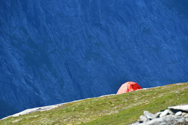 Camping en Trolltunga en Noruega
 - Foto, Imagen