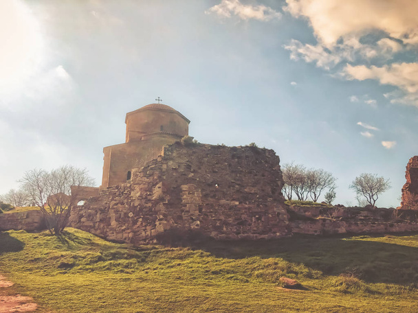 MTSKHETA, GEORGIA - APRIL 09, 2018: Panoramic view of Jvari Monastery the sixth century Georgian Orthodox monastery near Mtskheta Georgia. UNESCO World Heritage site - Φωτογραφία, εικόνα