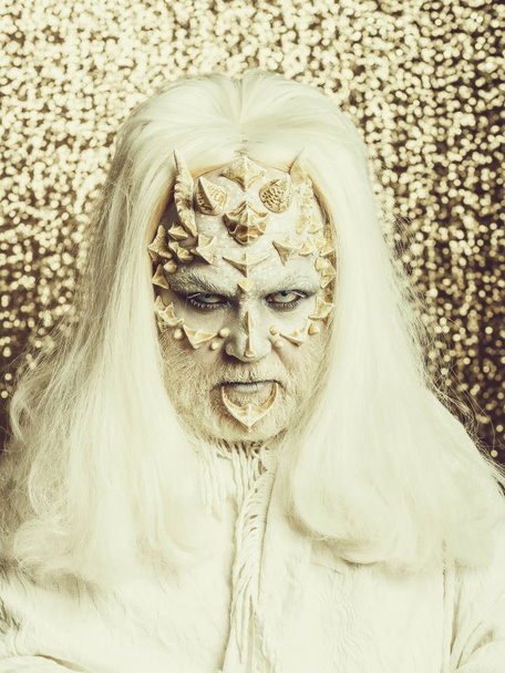 man with thorns on face in white wig - Foto, afbeelding