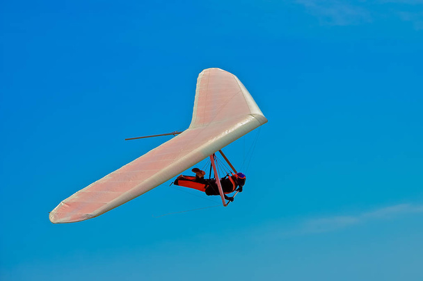 Azonosíthatatlan hang vitorlázó repülés egy fehér szárnya Fort Funston, San Francisco, az egyik premier sárkányrepülés helyek az országban - Fotó, kép
