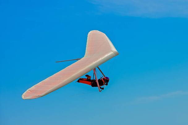 Niet-identificeerbare hangen-zweefvliegtuig vliegen op een witte vleugel op Fort Funston in San Francisco, een van de premier (Zweef) plekken in het land - Foto, afbeelding