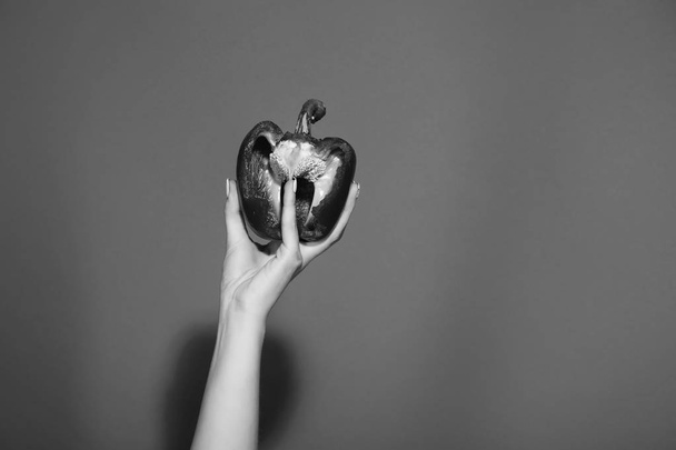 hand of woman hold sweet bell pepper or paprika, heart - Foto, imagen