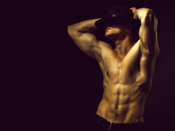 Sexy muscular man in hat - Foto, imagen