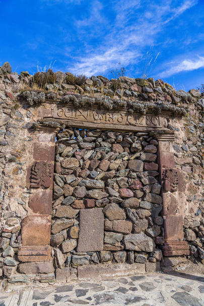 Ancient wooden door of an old Peruvian house in a village on the shore of lake Titicaca - Foto, Imagen
