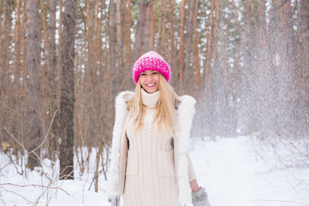 Joyeux jeune femme joue avec une neige à la forêt enneigée en plein air
 - Photo, image