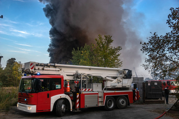 消防活動、シュチェチン、ポーランド中の消防車 - 写真・画像