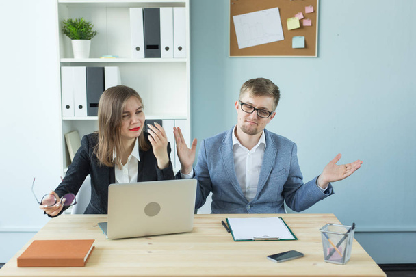 Бизнес, командная работа и концепция людей - женщины и мужчины работают вместе в офисе. Плохие эмоции
 - Фото, изображение