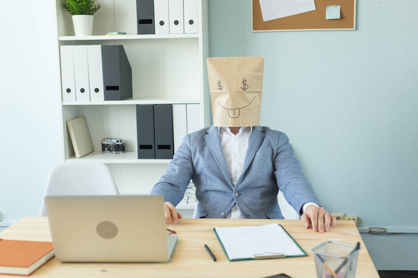 Biznes, emocje i koncepcja pieniądza - biuro szalony człowiek umieścić pakiet z malowane śmieszną twarz na jej głowie. Znak dolara w jej oczach - Zdjęcie, obraz