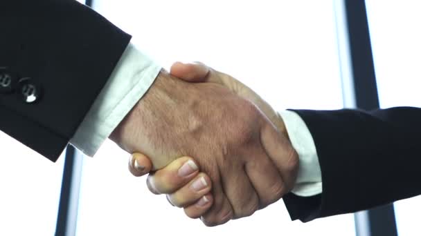 Geschäftspartner, Mann und Frau, schütteln sich beim Treffen die Hände. Zeitlupe - Filmmaterial, Video